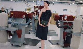 female model wearing Mulberry small Amberley bag in dark green